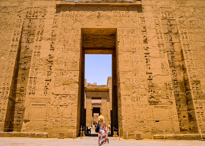 What is the famous museum in Cairo that houses ancient artifacts?