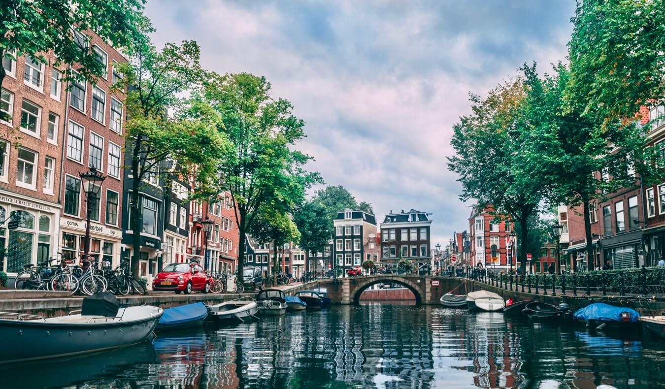 Which canal houses the iconic Magere Brug (Skinny Bridge)?
