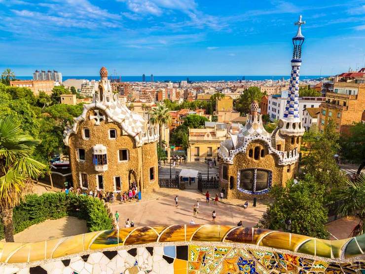 What is the name of the famous avenue in Barcelona known for its Modernist architecture and upscale shops?